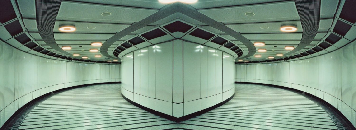 攝影師Christopher Button以香港地鐵站為主題，舉行了一個菲林攝影展《迷宮The Labyrinth》，記錄他在傍晚時分所拍下的鐵路站。