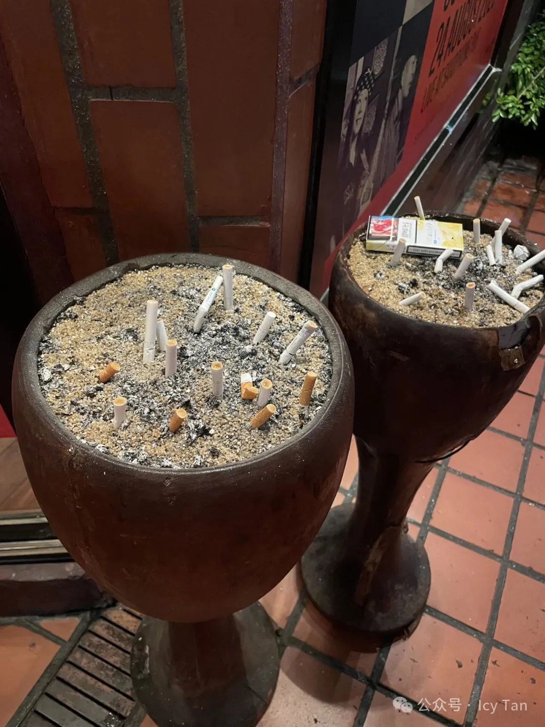 酒吧外的菸灰缸